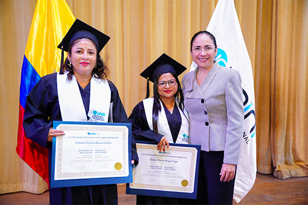 Entrega de títulos en Ecuador